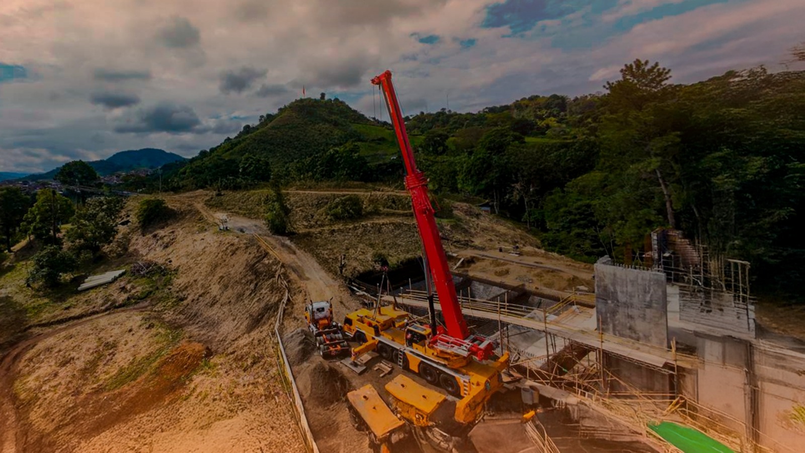Izaje vertical de tanques de almacenamiento inoxidables en Pereira - Supercargas